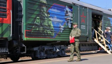Ein Eisenbahnwaggon in Russland mit militärischer Propaganda.