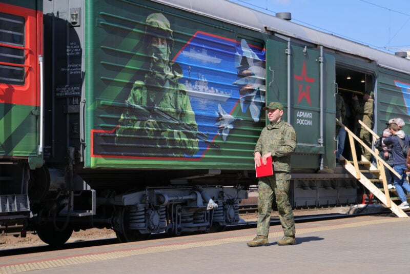 Ein Eisenbahnwaggon in Russland mit militärischer Propaganda.