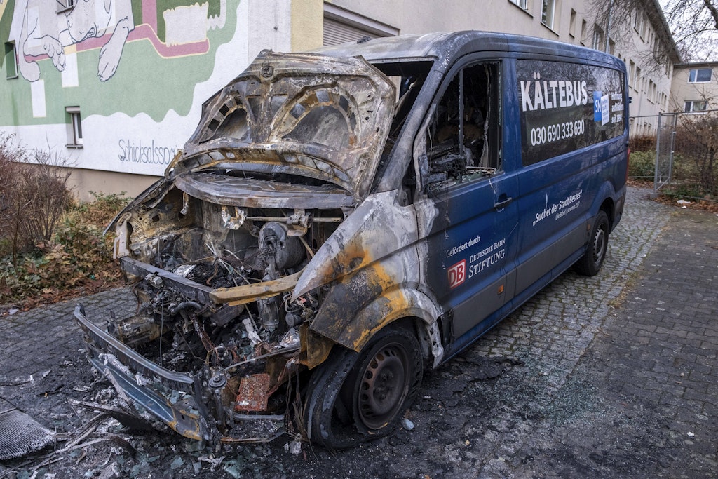 Erneut Kältebus angezündet – Verdächtiger auf frischer Tat ertappt
