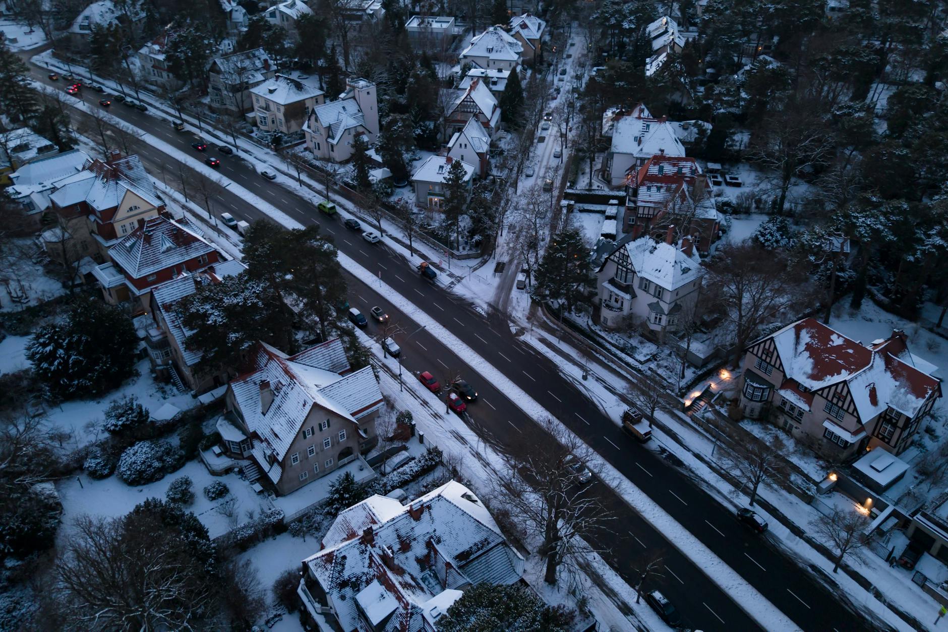 Der Mexikoplatz in Zehlendorf fast komplett dunkel während des Stromausfalls, der durch einen Terrorangriff verursacht wurde – kein Alarmzeichen für andere Bundesländer.