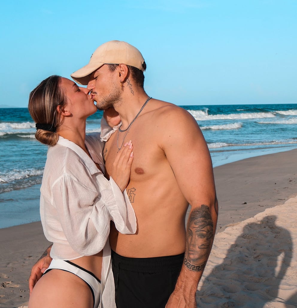 Das Paar geht nicht nur gerne zusammen ins Gym, sie reisen auch gerne um die Welt. Demnächst dann mit Baby