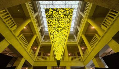 Er weist eindrucksvoll den Weg in die Ausstellung: Juraj Lipták, Archäologie-Fotograf und Szenograf, hat diesen Hingucker für das Atrium des Landesmuseums für Vorgeschichte gestaltet. Die grafischen Motive auf der umgekehrten Pyramide haben eine besondere Bedeutung.