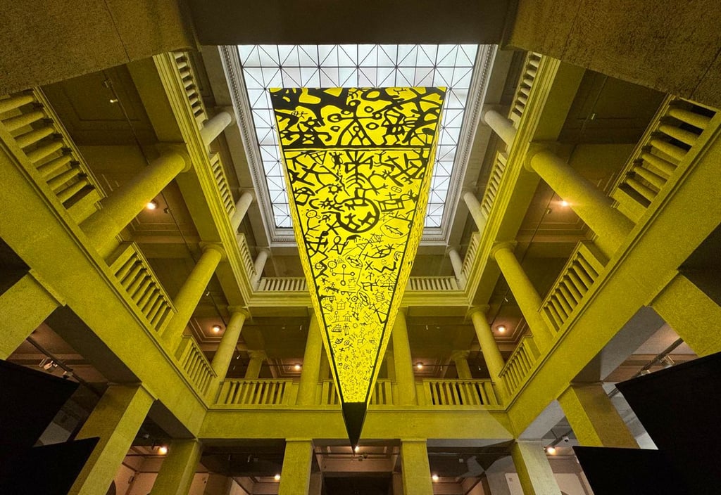 Er weist eindrucksvoll den Weg in die Ausstellung: Juraj Lipták, Archäologie-Fotograf und Szenograf, hat diesen Hingucker für das Atrium des Landesmuseums für Vorgeschichte gestaltet. Die grafischen Motive auf der umgekehrten Pyramide haben eine besondere Bedeutung.