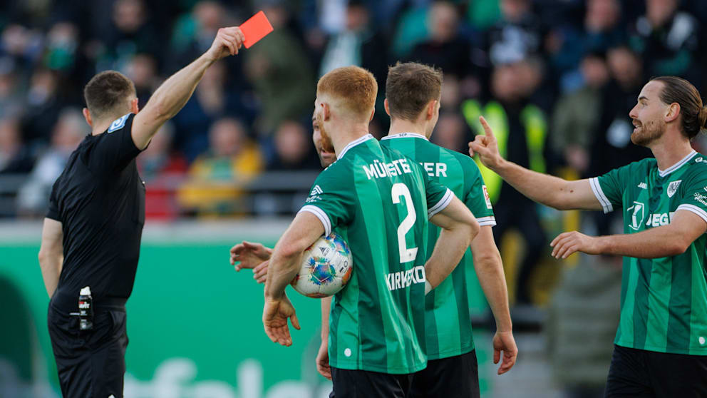 Schiri Eric Weisbach (l.) kennt keine Gnade, schickt Preußens Abwehrchef Paul Jaeckel mit Knallrot wegen Notbremse vorzeitig in die Kabine