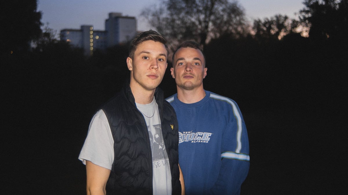 Hinterlandgang feiert mit neuem Album Megaerfolg in den Charts