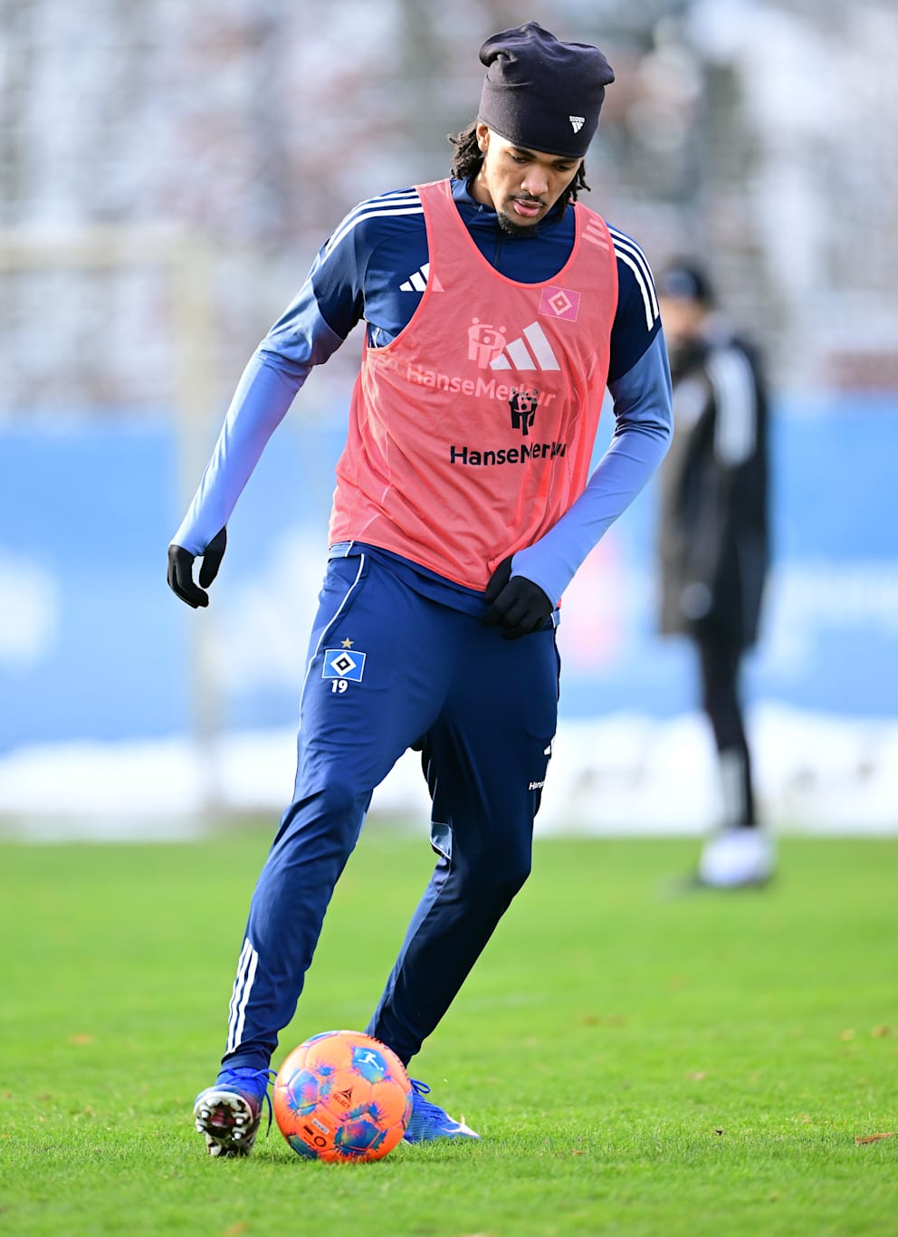 HSV-Neuzugang Damion Downs (21) im Training mit den orangefarbenen Bundesliga-Bällen