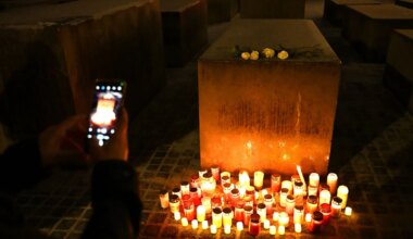 Holocaustgedenken - Berlin erinnert an den Holocaust - Kerzen entzündet - Politik