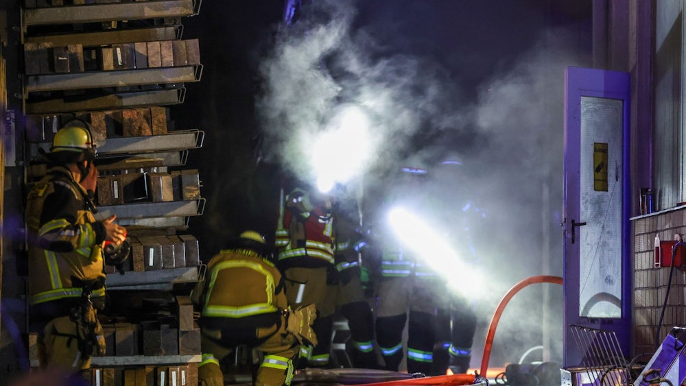In Solingen fingen in einer Lagerhalle etliche Holzpaletten Feuer.