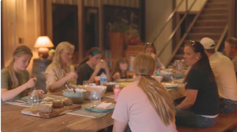 Gemeinsames Lunch im „Saloon“: Gina Schumacher (l.) mit den Mitarbeitern der Ranch