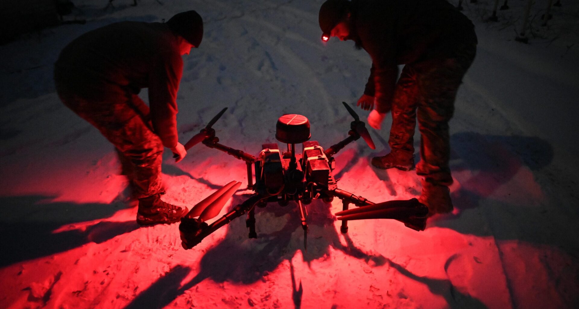 Ukrainische Soldaten bereiten eine bewaffnete Drohne vor.