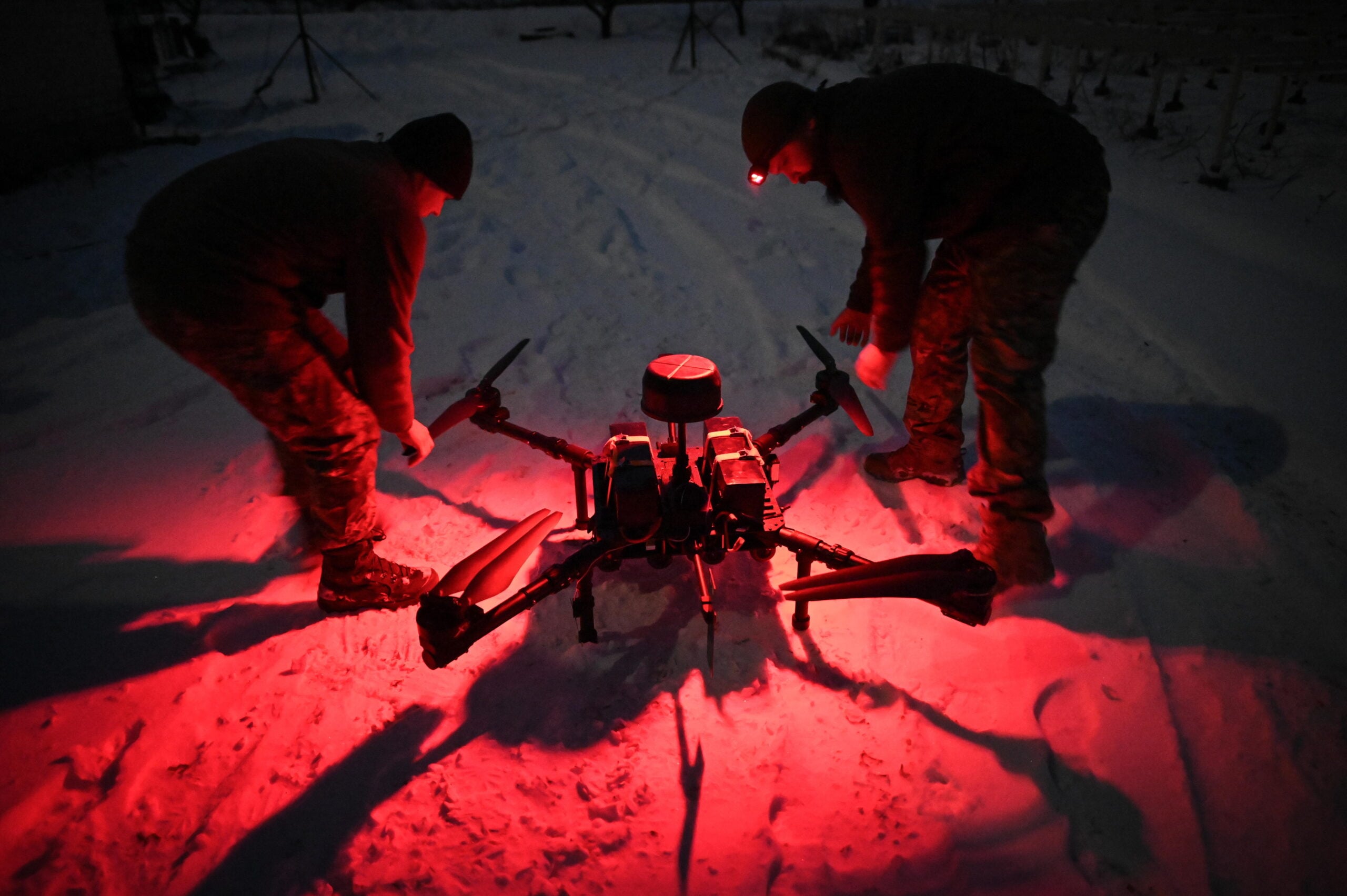 Ukrainische Soldaten bereiten eine bewaffnete Drohne vor.