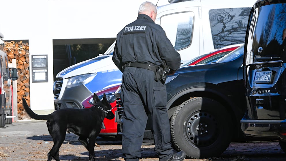 Auch Spürhunde waren bei den Durchsuchungen im Einsatz
