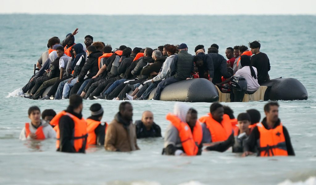 Frankreich weist neun Briten aus – sie zerstörten Flüchtlingsboote