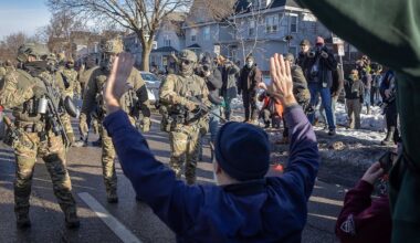 ICE-Agenten und Protestierer