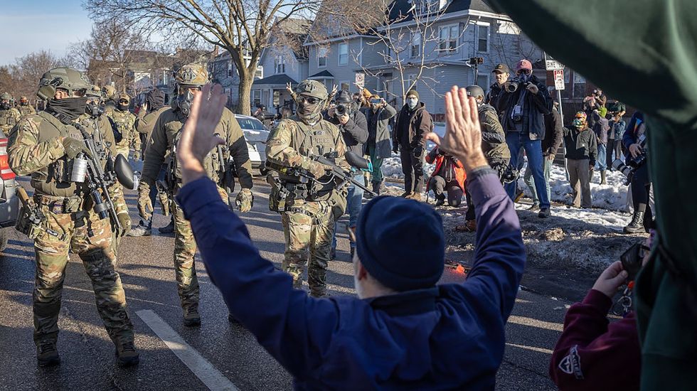 ICE-Agenten und Protestierer