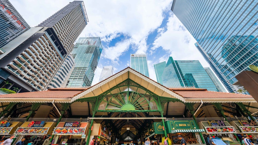 Kontrastreiches Singapur: Das Lau Pa Sat Hawker Centre im viktorianischen Stil wird umringt von modernen Hochhäusern.