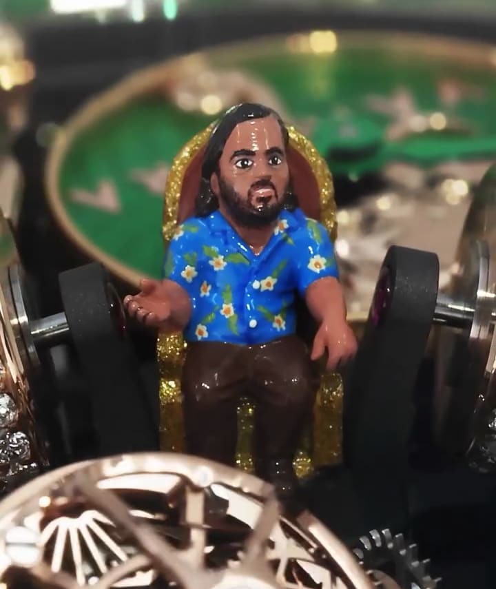 Platziert auf einem Thron: der Mini-Anant-Ambani bildet den Mittelpunkt der Uhr
