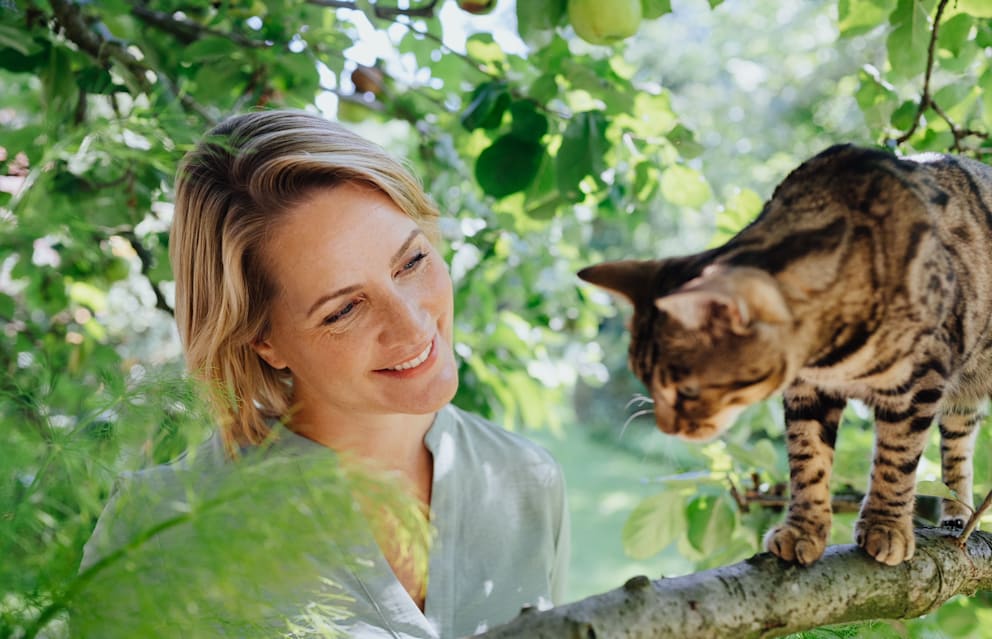 Judith Rakers genießt die Natur mit ihrer Katze Luise Trenker. Über das Älterwerden sagt sie: „Ich fühle mich innerlich seit zwanzig Jahren gleich: neugierig, frisch, voller Lust auf die Welt.“