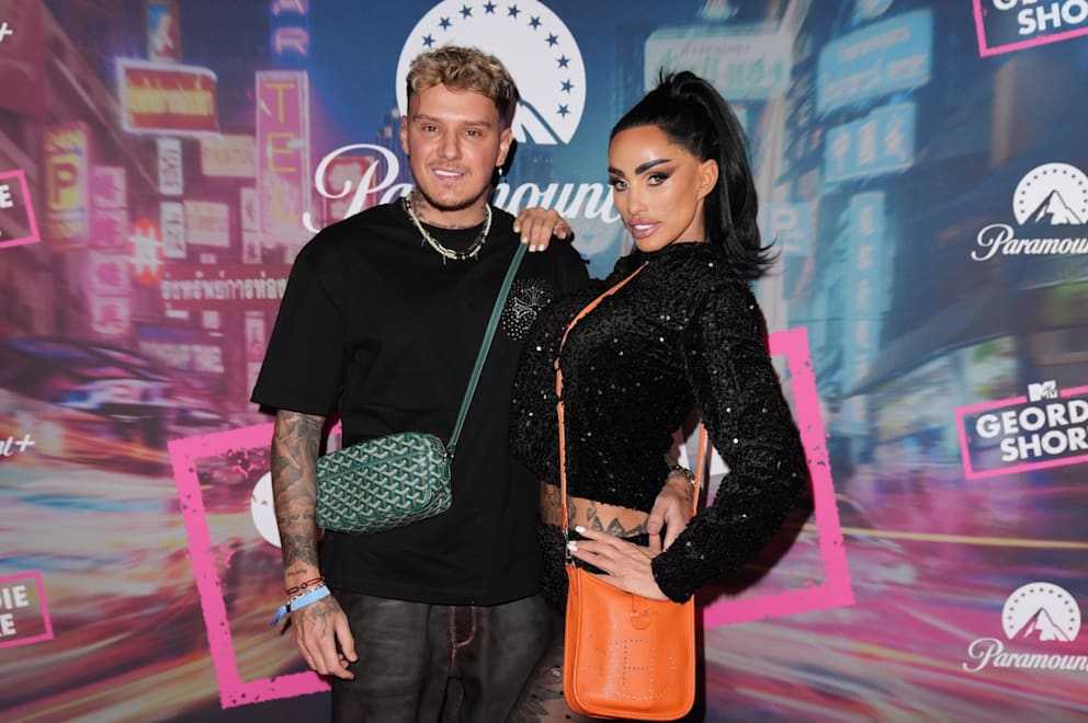 Katie Price lernte JJ (John Joe Slater) nach seinem Durchbruch 2023 in einer britischen TV-Show kennen, schrieb ihn auf Instagram an und traf sich zunächst auf einen Kaffee, aus der Freundschaft wurde schnell eine Beziehung