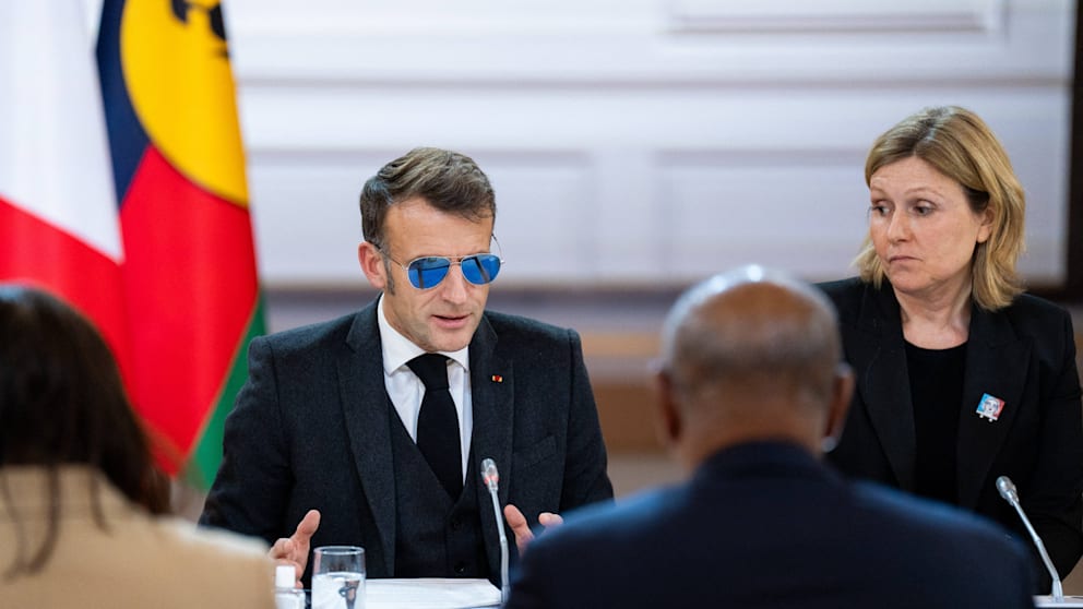 Macron hat seit Tagen eine Verletzung am Auge und trägt wohl deshalb Sonnenbrille