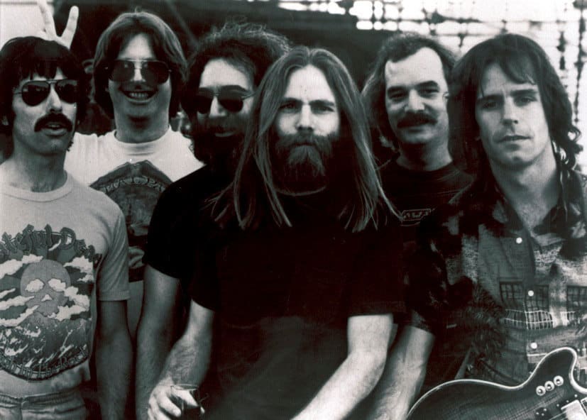 Die Mitglieder der Band „Grateful Dead“ (v.l.n.r.): Mickey Hart, Phil Lesh, Jerry Garcia, Brent Mydland, Bill Kreutzmann und Bob Weir. Zeitpunkt der Aufnahme unbekannt