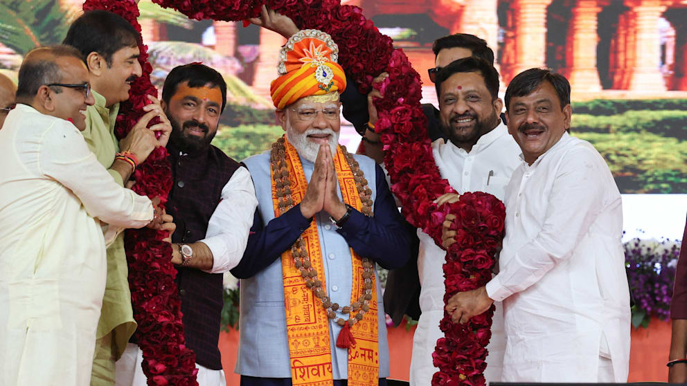 Lokale Parteianhänger empfangen Indiens Premierminister Narendra Modi mit einem riesigen Blumenkranz