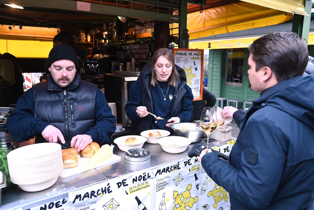 Immer wieder laden sie an ihren Stand Gäste ein, zuletzt unter anderem Sterneköchin Nathalie Leblond (rechts) und ihren Sous Chef Florian Brunner.