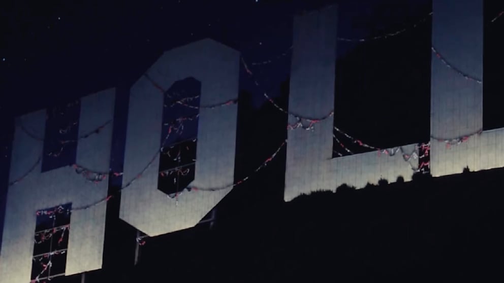 Viel Stoff für Hollywood! Sydney Sweeney und ihr Team haben das berühmte Schild behangen