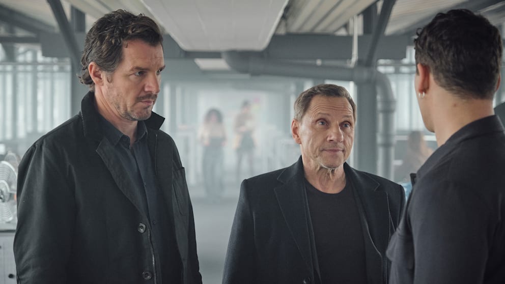 Felix Klare als Kommissar Bootz (l.) und Richy Müller als Kommissar Lannert (m.) im „Tatort“ Stuttgart