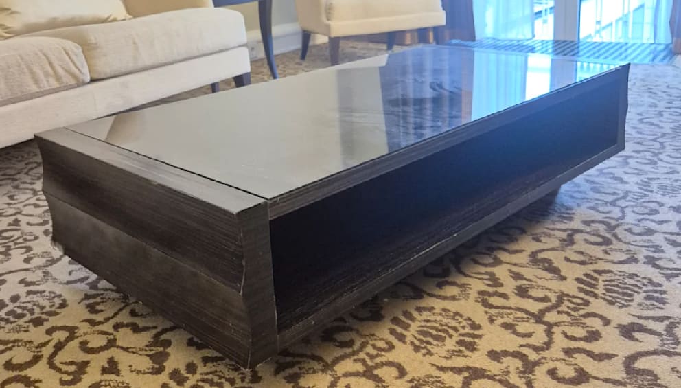 Steht zum Verkauf: ein rechteckiger Couchtisch aus Holz mit Glas. Preis: 49 Euro