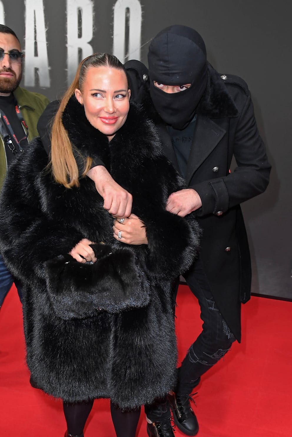Vermummt im Blitzlicht: Rapper Haftbefehl (40, bürgerlich: Aykut Anhan) mit Ehefrau Nina Anhan (34) am 24. Oktober bei einem Premieren-Event zu seiner Netflix-Doku in Berlin