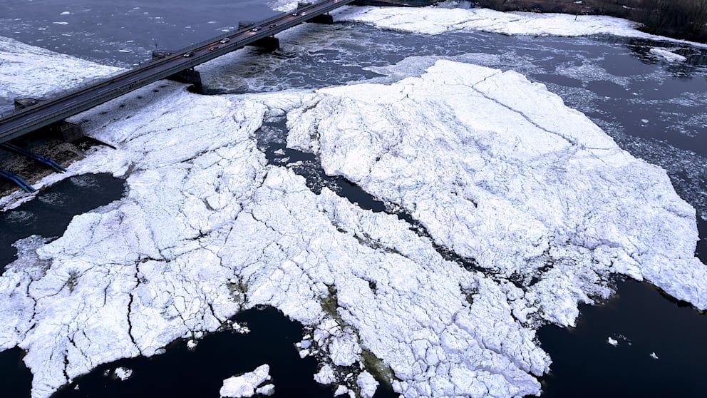 Bis zu fünf Meter hoch ist das Eisschollen-Feld, welches sich bei der Elbbrücke Geesthacht nach Niedersachsen aufgetürmt hat
