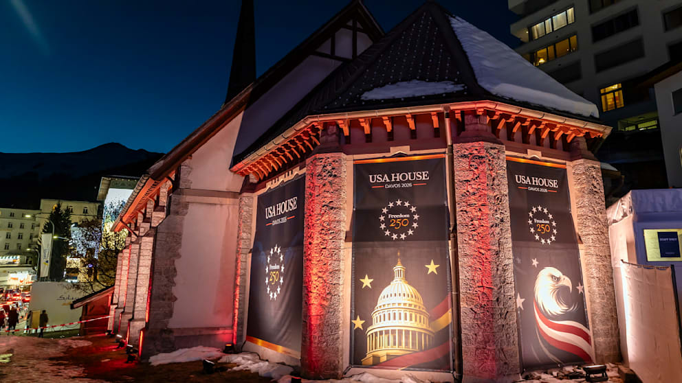 Nur wenige Staaten haben die Ehre, ein eigenes Haus während des WEF zu haben (wechselt jährlich) – die USA hatten 2026 zwei. Eines davon in der Englischen Kirche zu Davos