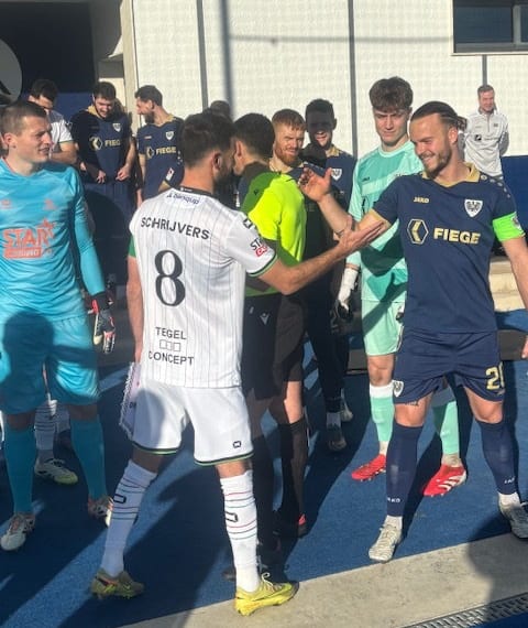 Shakehands vorm dem Anpfiff. Preußen-Kapitän Jorrit Hendrix (r.) und Leuvens Siebe Schrijvers (l.)