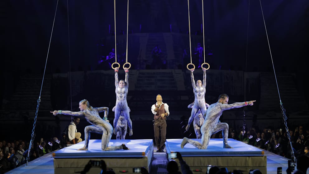 Auch Akrobaten sind Teil des Konzerts von DJ Bobo