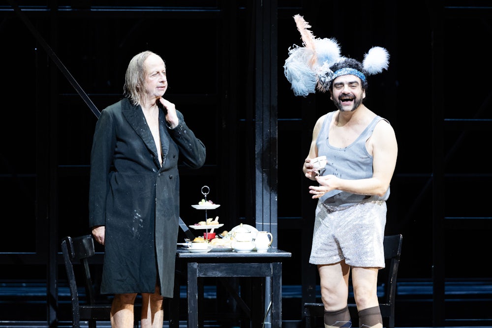 In diesem Knast geht's lustig zu: Martin Winkler als Gefängnisdirektor Frank mit Rolando Villazón als schon reichlich angeschickerter Gabriel von Eisenstein.