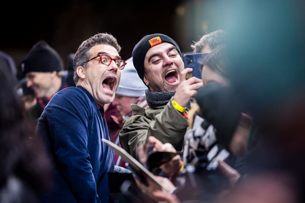 Stars ganz hautnah! Daniel Ings (40) macht mit einem Fan ein Selfie