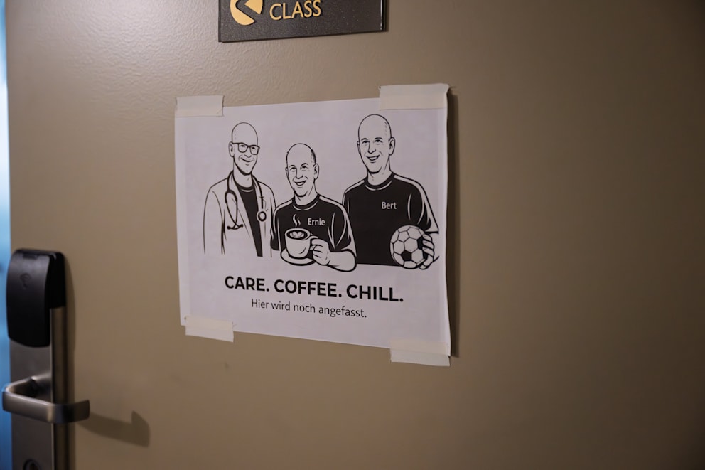 Dieser KI-Ausdruck hängt an der Tür des Medizinzimmers