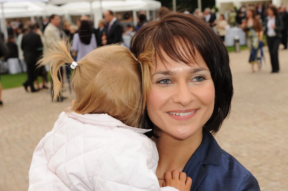 Anette Fröhlich (damals 37) mit ihrer Tochter Anna-Felicia (damals 2) im Juni 2009 beim Sommerfest des Bundespräsidenten im Park von Schloss Bellevue in Berlin
