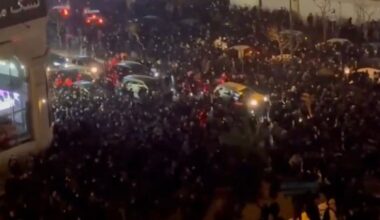 Eskalation im Iran: Massenproteste, Regime sperrt Internet | Politik