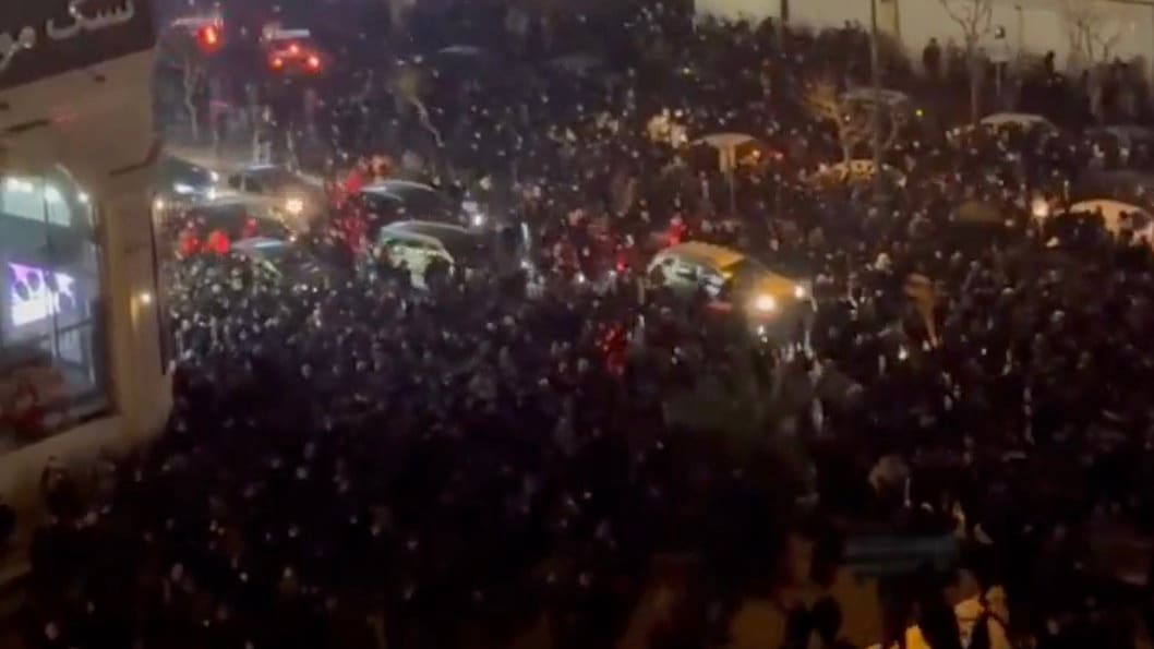 Eskalation im Iran: Massenproteste, Regime sperrt Internet | Politik