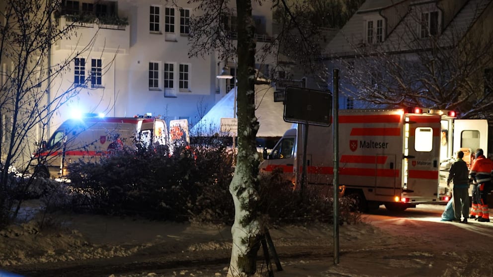 Rettungskräfte vor dem Pflegeheim, das in der Nacht geräumt wurde