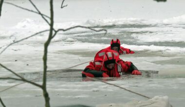 Er filmte sich wohl dabei: Eisbader stirbt bei Sprung ins Wasser | Regional