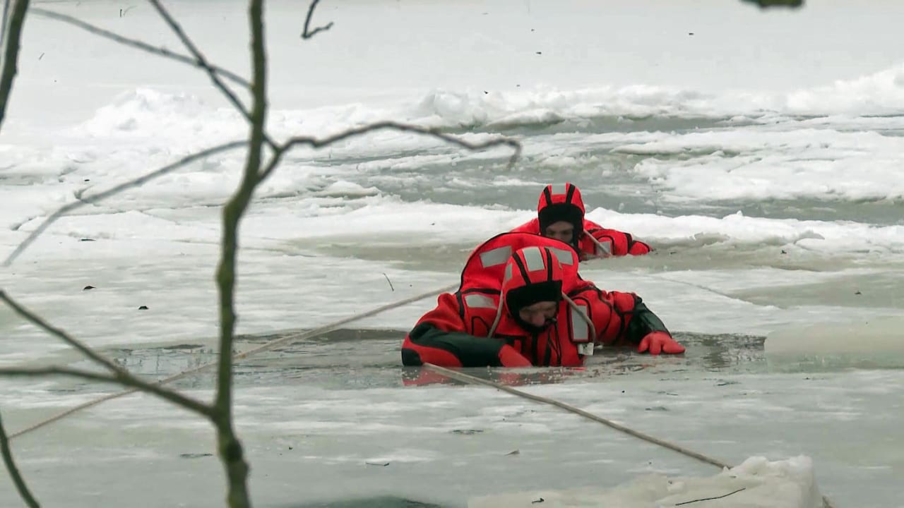 Er filmte sich wohl dabei: Eisbader stirbt bei Sprung ins Wasser | Regional