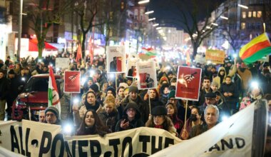 Massenproteste im Iran - Hunderte demonstrieren in Berlin für Freiheit im Iran - Politik