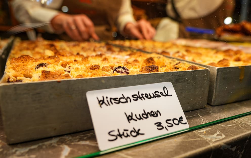 Auf der Grünen Woche verkauft die Bäckerei Plentz ihren letzten Kirschkuchen – das Stück zu 3,50 Euro – schon jetzt 1 Euro teurer als in der vergangenen Saison