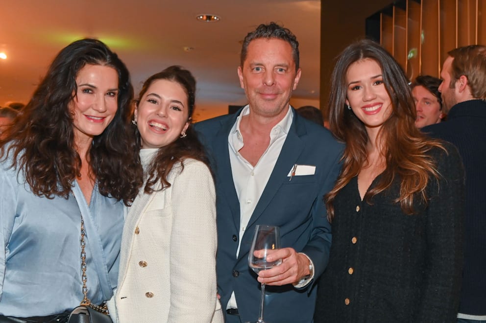 Auch nach der Scheidung sind sie befreundet und als Familie verbunden: TV-Star Mariella Ahrens (56, l.) und Patrick Graf von Faber-Castell (Mitte) mit den Töchtern Lucia (2.v.l.) und Isabella (r.)