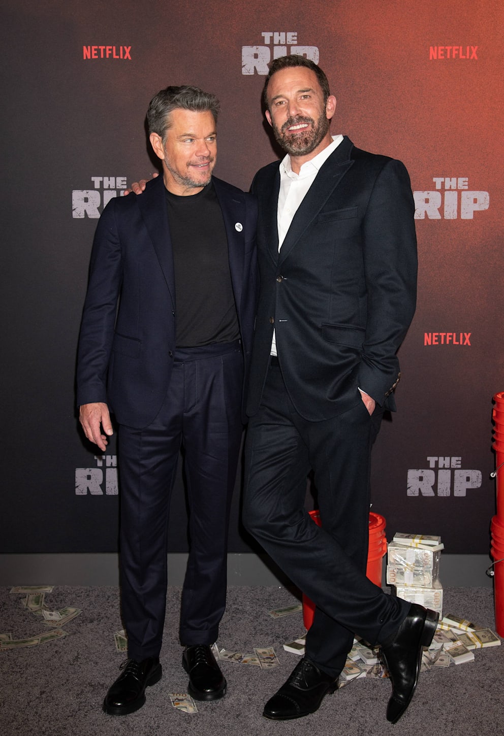Ben Affleck (53) und Matt Damon wuchsen zusammen auf, arbeiteten an zahlreichen gemeinsamen Filmprojekten, wie ihrem neuen Film „The Rip“ (ab 16. Januar auf Netflix). Er handelt von einer Gruppe von Beamten aus Miami, die einen Millionenschatz entdecken und sich fragen, wem sie noch trauen können