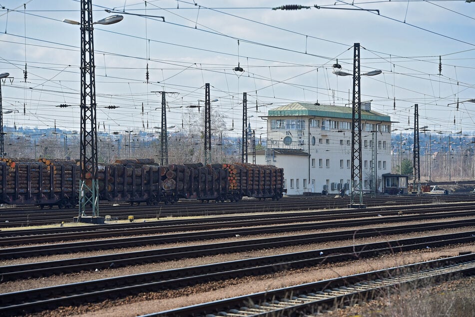 Die Deutsche Bahn kann einen krankheitsbedingten Ausfall im Stellwerk "B2" in der Dresdner Friedrichstadt nicht kompensieren. (Archivbild)
