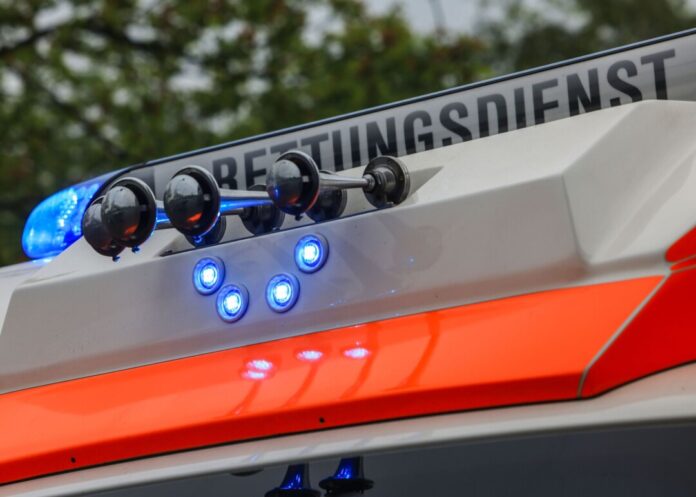 Rettungsdienst Sanitäter bringen den schwer verletzten Fahrer in ein Krankenhaus. (Symbolbild)